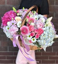 Цветочная композиция из Розы, Хризантемы, Пионы и Лизиантусы в корзине в Хворостянка