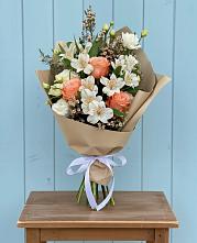 Букет цветов из:  Альстромерии, Лизиантусы, Розы и Хризантемы в Хворостянка